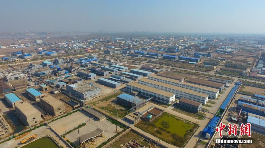 江苏灌河入海口化工园区:企业密布 烟雾蒙蒙